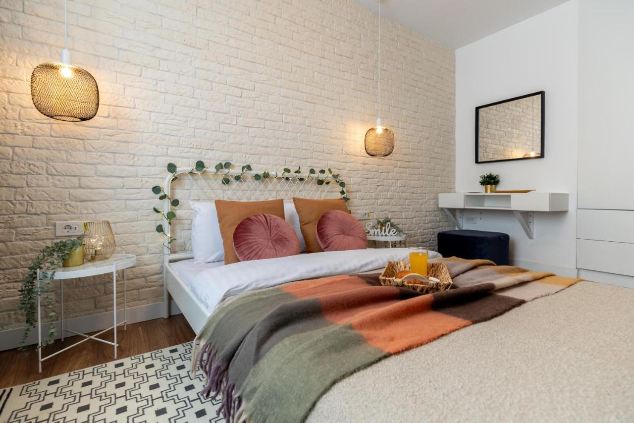 Downtown Retreat: Spacious 2-Br By Unirii Square 부쿠레슈티 외부 사진