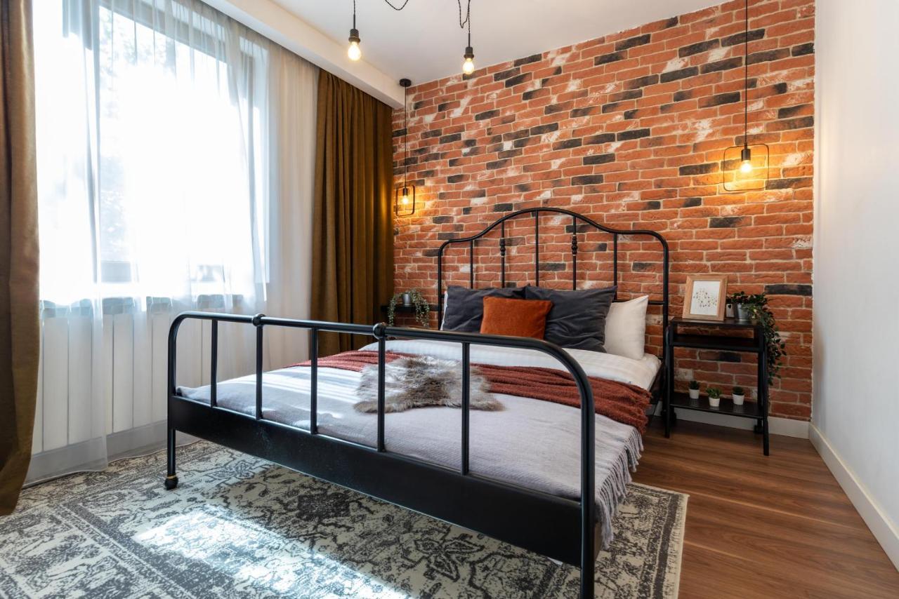 Downtown Retreat: Spacious 2-Br By Unirii Square 부쿠레슈티 외부 사진