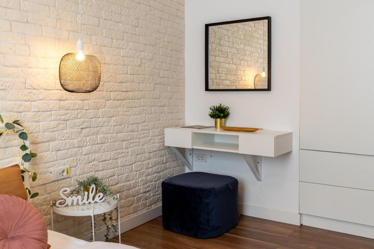 Downtown Retreat: Spacious 2-Br By Unirii Square 부쿠레슈티 외부 사진